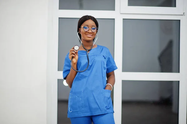 Porträtt av lycklig kvinnlig afrikansk amerikansk ung läkare pediatrisk — Stockfoto