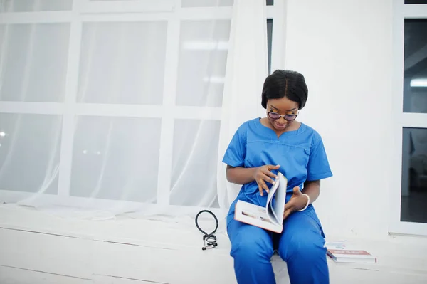 Retrato de feliz mujer afroamericana joven médico pediátrico — Foto de Stock