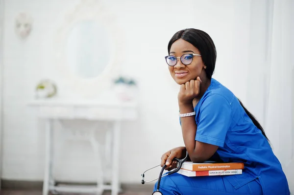 Porträtt av lycklig kvinnlig afrikansk amerikansk ung läkare pediatrisk — Stockfoto