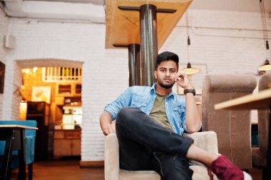 Yakışıklı, başarılı, sakallı Güney Asyalı, genç Hindistan 'ın portresi.