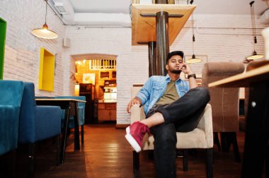 Yakışıklı, başarılı, sakallı Güney Asyalı, genç Hindistan 'ın portresi.