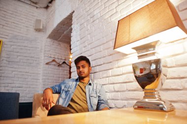 Yakışıklı, başarılı, sakallı Güney Asyalı, genç Hindistan 'ın portresi.