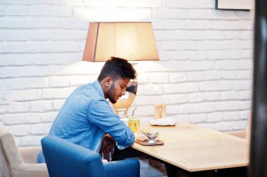 Yakışıklı, başarılı, sakallı Güney Asyalı, genç Hindistan 'ın portresi.