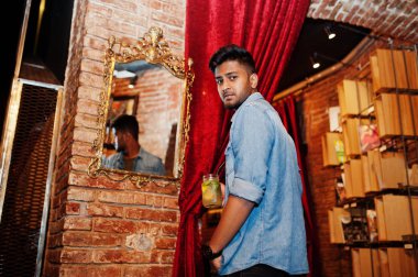 Yakışıklı, başarılı, sakallı Güney Asyalı, genç Hindistan 'ın portresi.