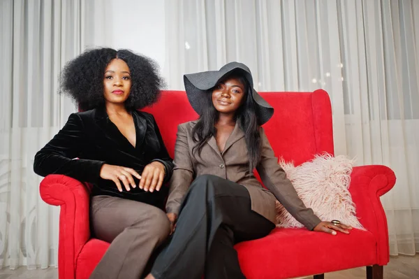 Dos mujeres afroamericanas con estilo en ropa formal y sitti sombrero — Foto de Stock