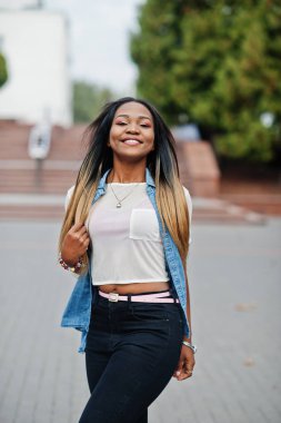 Genç siyah kadın şehirde poz vermiş. Afrikalı kadınlar bekar portr