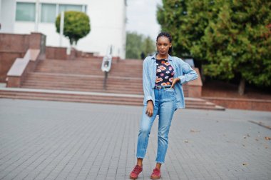 Genç siyah kadın şehirde poz vermiş. Afrikalı kadınlar bekar portr