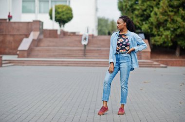 Genç siyah kadın şehirde poz vermiş. Afrikalı kadınlar bekar portr