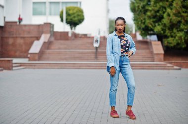 Genç siyah kadın şehirde poz vermiş. Afrikalı kadınlar bekar portr