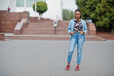 Genç siyah kadın şehirde poz vermiş. Afrikalı kadınlar bekar portr