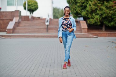 Genç siyah kadın şehirde poz vermiş. Afrikalı kadınlar bekar portr