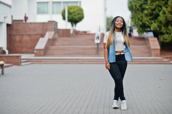 Jeune femme noire posée dans la ville. Femmes africaines portr unique — Photo