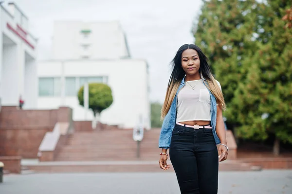 Joven hembra negra posando en la ciudad. Mujeres africanas portr solo — Foto de Stock