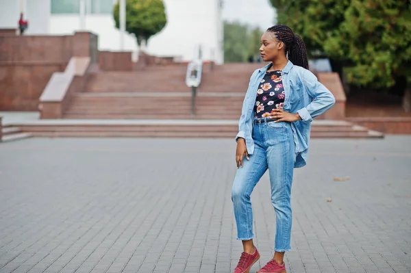 Joven hembra negra posando en la ciudad. Mujeres africanas portr solo —  Fotos de Stock