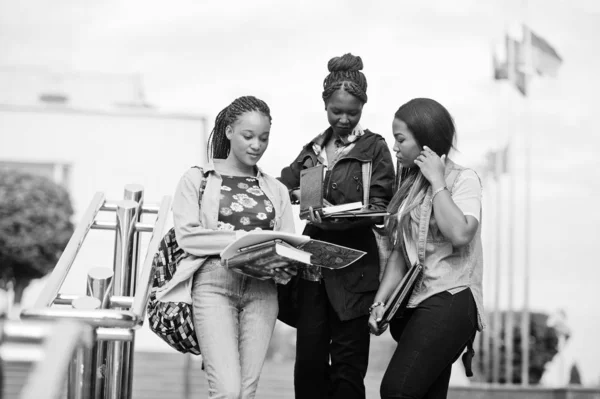 Tři africké studentky pózovaly s batohy a škola to — Stock fotografie