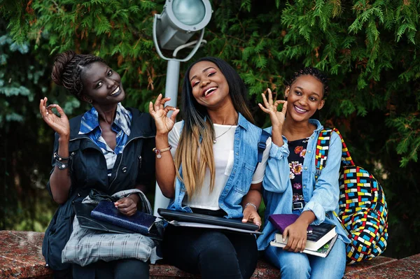 Drie Afrikaanse studenten vrouw poseerde met rugzakken en school het — Stockfoto