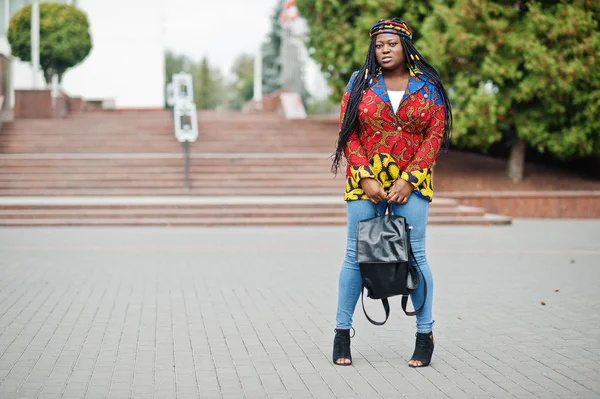 Egy fiatal fekete nő pózol a városban. Afrikai nők egyetlen portr — Stock Fotó