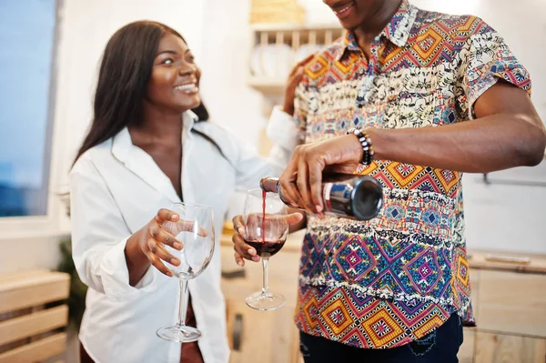 Afro American ζευγάρι αγαπημένοι πίνοντας κρασί στην κουζίνα στο — Φωτογραφία Αρχείου