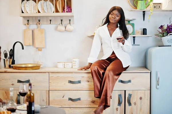 Afro americana bebiendo vino en la cocina en su romántico dat — Foto de Stock