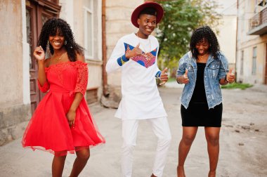Üç modaya uygun Afro-Fransız arkadaş grubu sonbaharda poz verdi