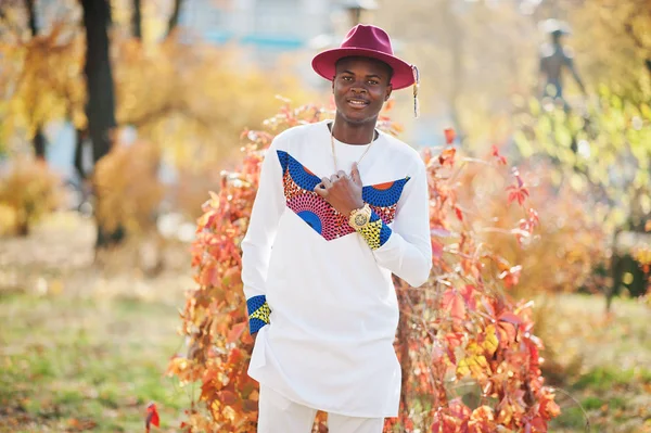 Stylový módní afro francouzský muž v červeném klobouku a bílé oblečení póza — Stock fotografie