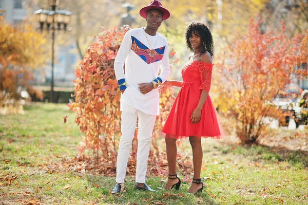 Snygga trendiga afro france par poserade tillsammans på höstdagen. — Stockfoto