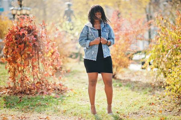 Elegante mujer de moda afro francia rizado posado en el día de otoño en je — Foto de Stock