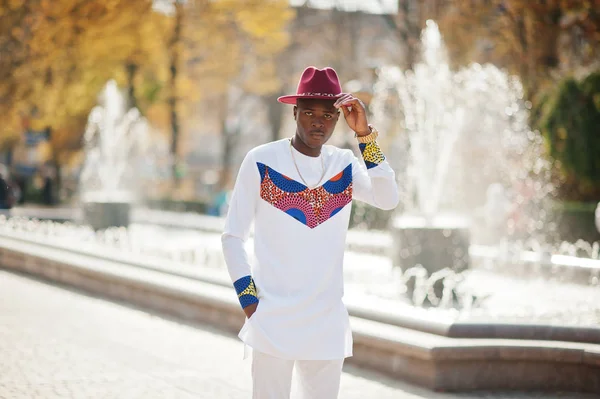 Snygg trendig afro france man i röd hatt och vit outfit poserade — Stockfoto