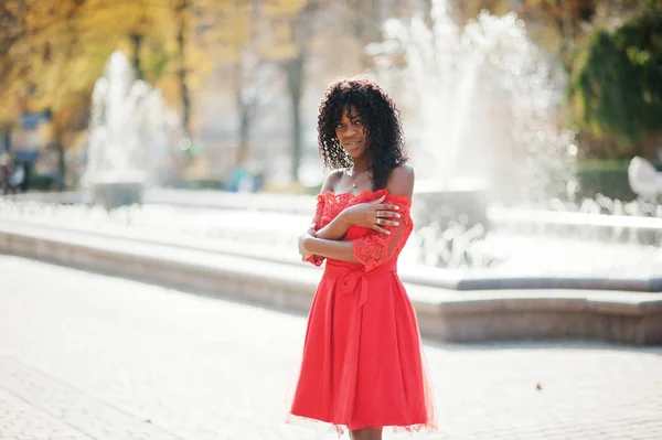 Elegante moda afro frança encaracolado mulher posou no outono dia em re — Fotografia de Stock