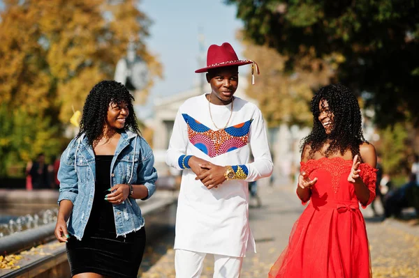 Gruppe von drei stylischen trendigen afro-französischen Freunden posierte im Herbst — Stockfoto