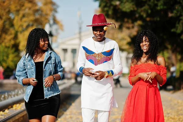 Grupp av tre snygga trendiga afro france vänner poserade på hösten — Stockfoto