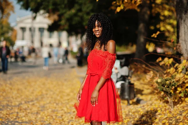 Elegante moda afro frança encaracolado mulher posou no outono dia em re — Fotografia de Stock