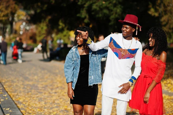 Группа из трех стильных модных афро-французских друзей позировала на аутуме — стоковое фото