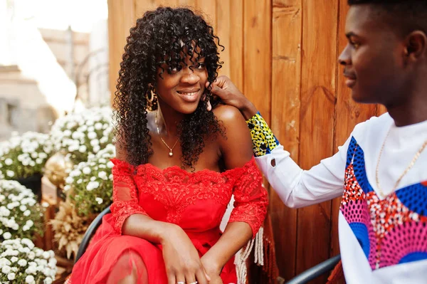 Стильная модная афро-французская пара позировала вместе осенью . — стоковое фото