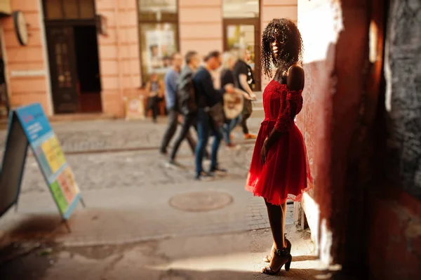 Elegante moda afro frança encaracolado mulher posou no outono dia em re — Fotografia de Stock