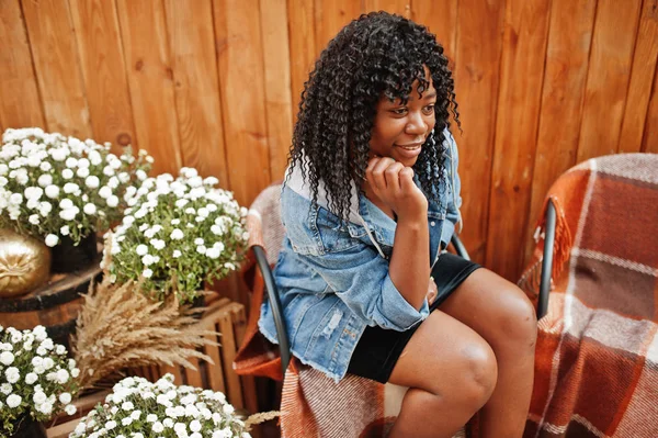 Elegante mujer de moda afro francia rizado posado en el día de otoño en je — Foto de Stock