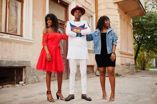 Група з трьох стильних модних друзів, які позують на автоматі — стокове фото