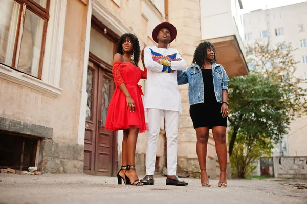 Grupp av tre snygga trendiga afro france vänner poserade på hösten — Stockfoto