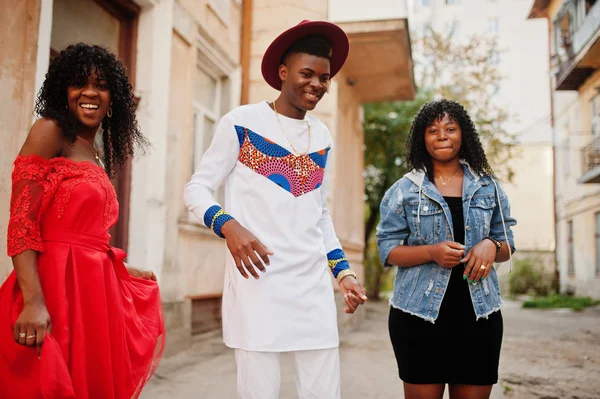 Kelompok tiga bergaya trendi afro france teman berpose di autum — Stok Foto