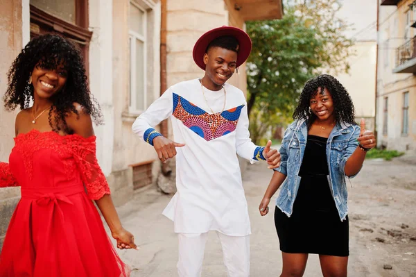 Csoport három stílusos trendi afro francia barátok pózol ősszel — Stock Fotó