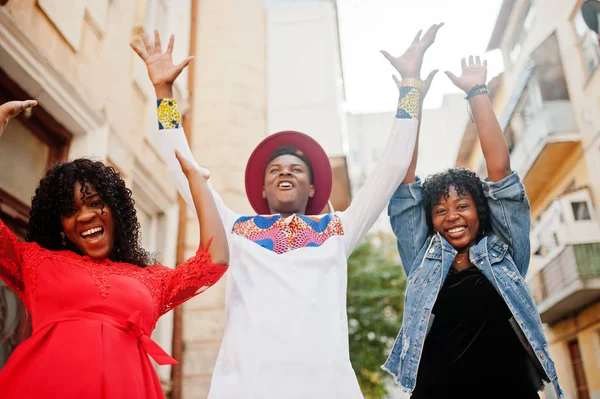 Ομάδα τριών κομψών, μοδάτων afro friends ποζάρουν στο autum — Φωτογραφία Αρχείου