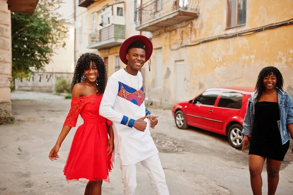 Grupp av tre snygga trendiga afro france vänner poserade på hösten — Stockfoto