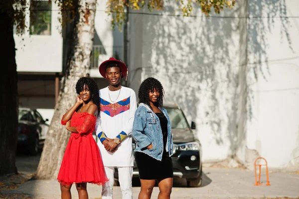 Grupp av tre snygga trendiga afro france vänner poserade på hösten — Stockfoto