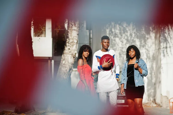 Gruppe von drei stylischen trendigen afro-französischen Freunden posierte im Herbst — Stockfoto