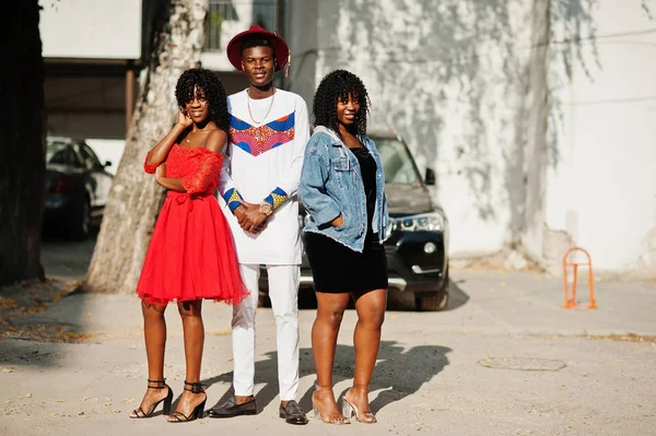 Gruppe von drei stylischen trendigen afro-französischen Freunden posierte im Herbst — Stockfoto