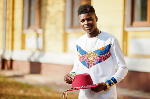 Stijlvolle trendy afro franse man in rode hoed en witte outfit poseerde — Stockfoto