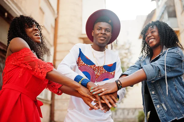 Grupa trzech stylowych, modnych przyjaciół afro france pozowanych na autum — Zdjęcie stockowe