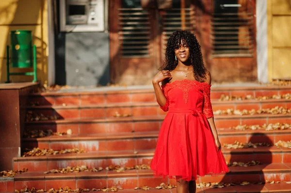 Elegante trendy afro france donna riccia posato in autunno giorno in re — Foto Stock