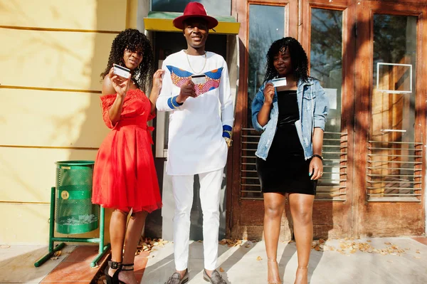 Grupp av tre snygga trendiga afro france vänner poserade mot — Stockfoto