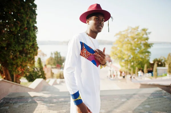 Elegante hombre afro francia de moda en sombrero rojo y traje blanco posado — Foto de Stock